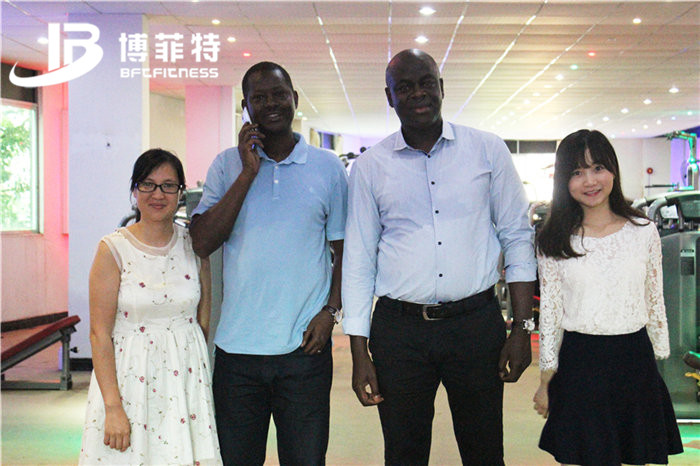 塞內(nèi)加爾客戶來中國進口博菲特的健身器材