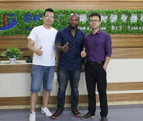 莫桑比克客戶來(lái)中國(guó)廣州博菲特進(jìn)口健身器材