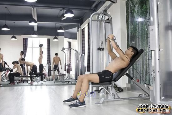 長腿、翹臀的完美身材美女哪里多集中？除了春熙路，可能也就是四川西南航空職業(yè)學院健身房了。近日，該校一組美女健身房性感照片走紅網(wǎng)絡(luò)，時尚炫酷高大上的健身房加長腿翹臀完美身材的俏空姐，讓網(wǎng)友觀后直呼：“看美女不用去春熙路被暴曬了，到西航健身房吹著空調(diào)撩師妹去。”