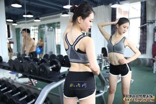 長(zhǎng)腿、翹臀的完美身材美女哪里多集中？除了春熙路，可能也就是四川西南航空職業(yè)學(xué)院健身房了。近日，該校一組美女健身房性感照片走紅網(wǎng)絡(luò)，時(shí)尚炫酷高大上的健身房加長(zhǎng)腿翹臀完美身材的俏空姐，讓網(wǎng)友觀后直呼：“看美女不用去春熙路被暴曬了，到西航健身房吹著空調(diào)撩師妹去。”