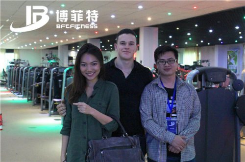 香港客戶(hù)來(lái)我們公司采購(gòu)商用健身器材