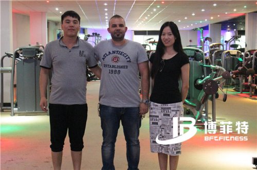伊拉克客戶來我們公司進口商用健身器材
