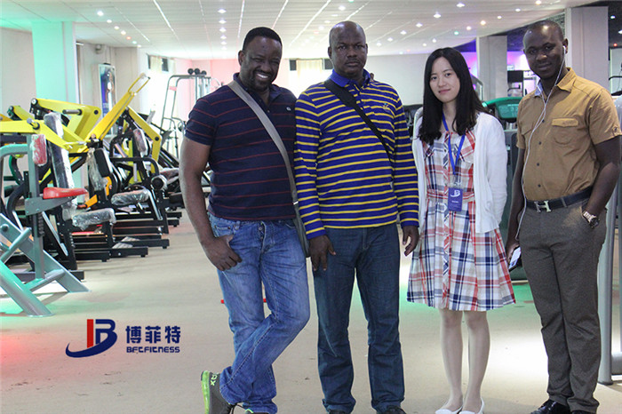 布基納法索客戶來博菲特購買健身房器材，產(chǎn)品囊括有氧系列的跑步機，動感單車，健身車