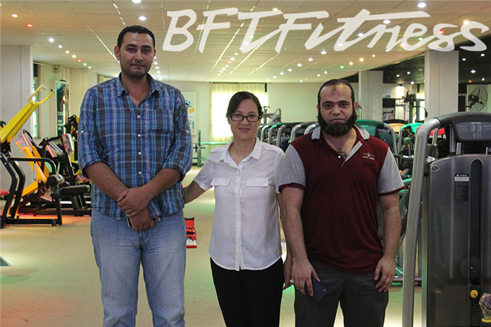 埃及客戶來博菲特購買健身房器材，產(chǎn)品囊括有氧系列的跑步機(jī)，動(dòng)感單車，健身車