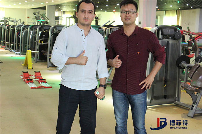 阿塞拜疆客戶來博菲特購(gòu)買健身房器材，產(chǎn)品囊括有氧系列的跑步機(jī)，動(dòng)感單車，健身車