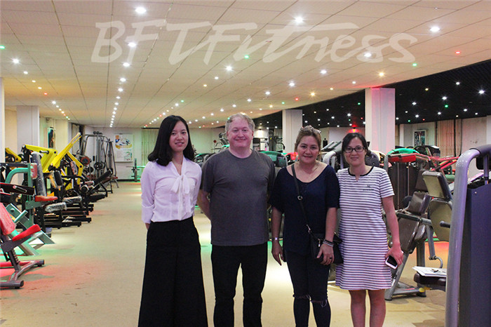 英國客戶來博菲特購買健身房器材，產品囊括有氧系列的跑步機，動感單車，健身車