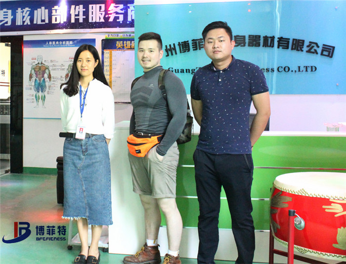 香港客戶來博菲特購買健身房器材，產(chǎn)品囊括有氧系列的跑步機(jī)，動感單車，健身車