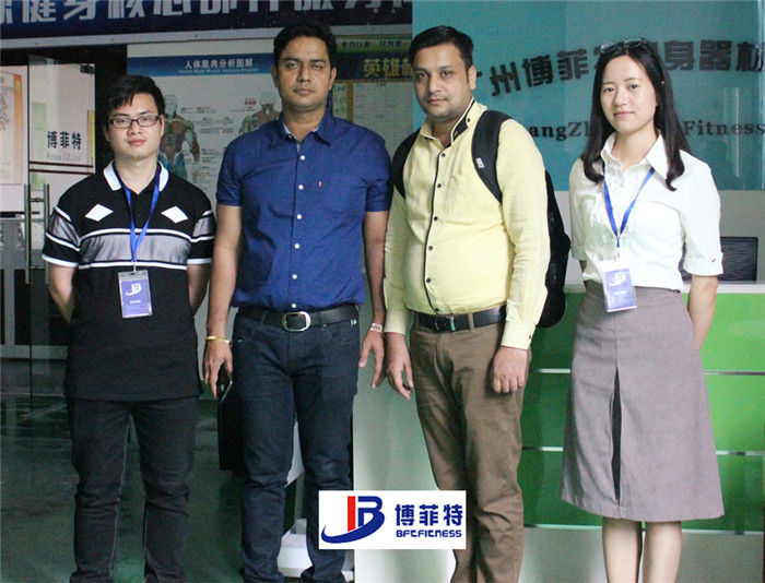 印度客戶來博菲特購買健身房器材，產(chǎn)品囊括有氧系列的跑步機，動感單車，健身車