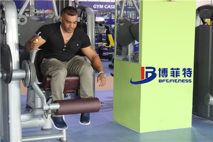客戶在博菲特展廳體驗大腿伸展訓練器