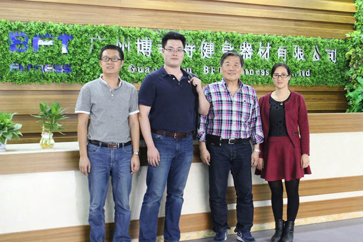 美國客戶找健身器材廠家