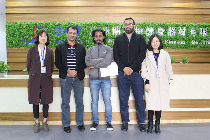 印度客戶來跑步機生產(chǎn)廠家