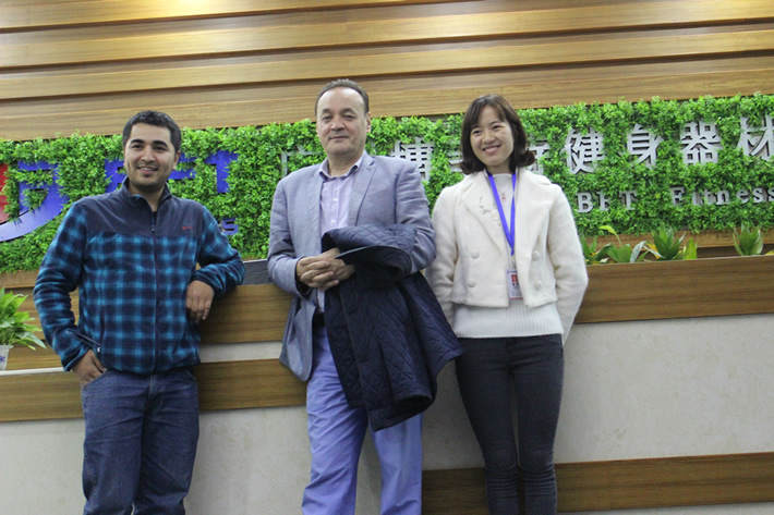 烏茲別克斯坦客戶采購(gòu)健身房器材