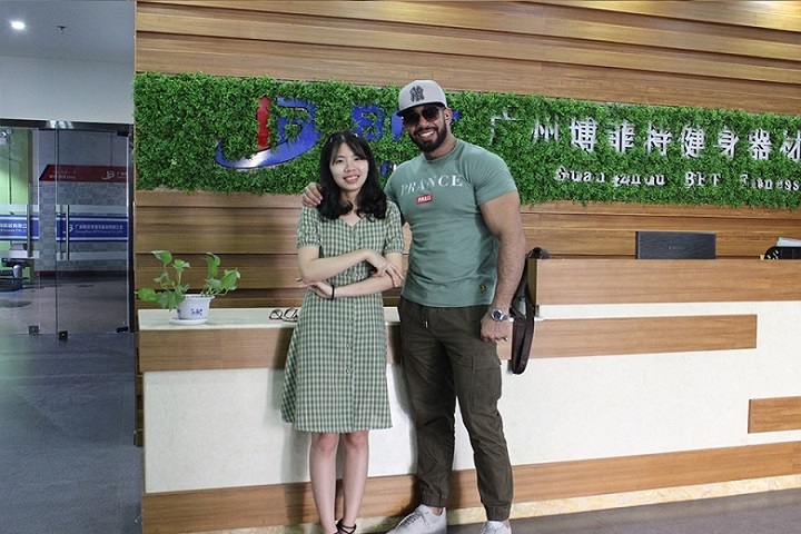 埃及客戶來(lái)中國(guó)采購(gòu)健身器材