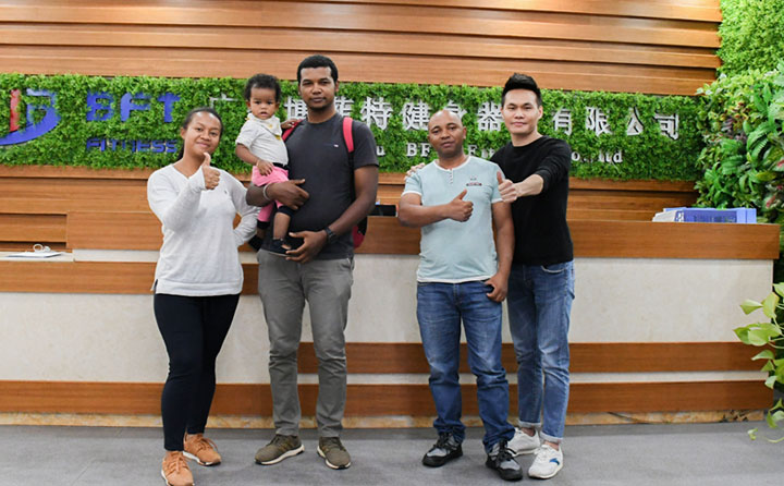 馬達(dá)加斯加客戶采購健身房器材