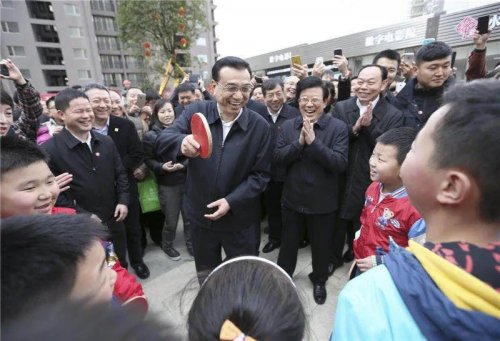 李克強：重點建設好群眾身邊的健身場地